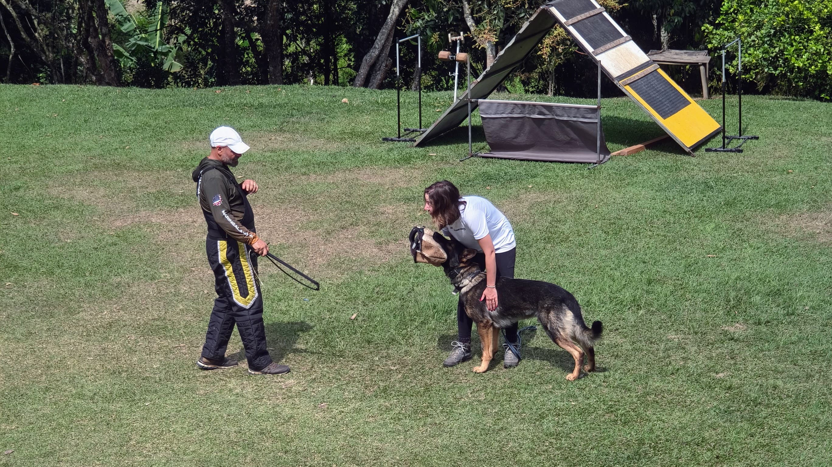 Dupla em preparação de IGP em campo aberto